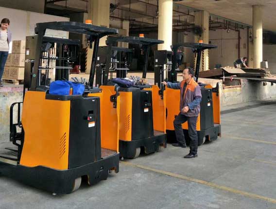 東莞美時(shí)家具-1.5噸前移式站駕叉車2