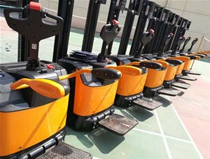  電動堆高車，率生產(chǎn)工具！